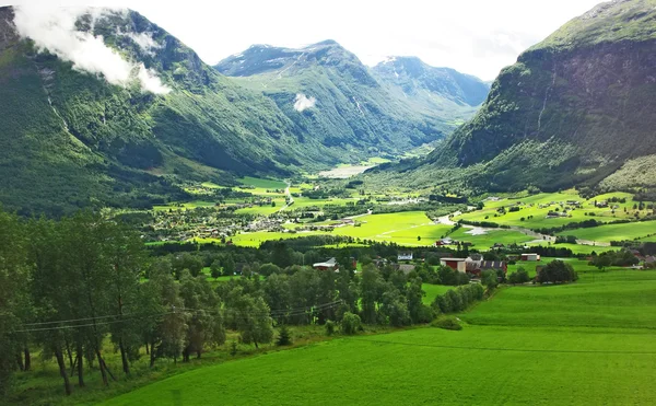 Bergachtig landschap van Noord-Noorwegen — Stockfoto