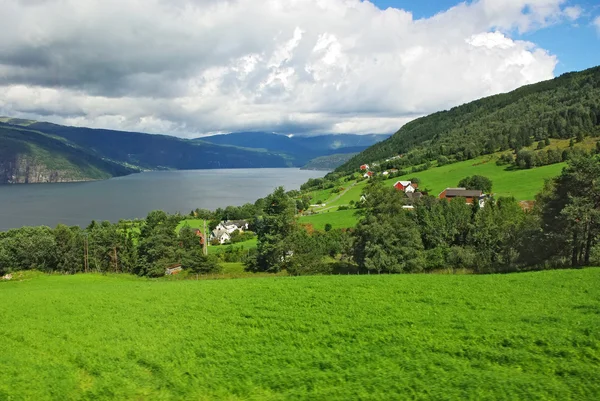 Bergiga landskapet i norra Norge — Stockfoto