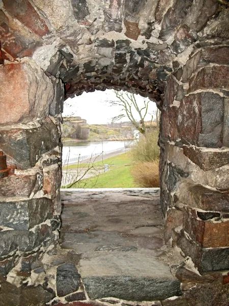 Bekijken door stenen raam in de muur van het kasteel. — Stockfoto