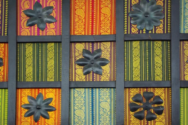 Hintergrund mit einem ethnischen Ornament — Stockfoto