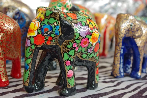 Esculturas artesanales de elefante de madera —  Fotos de Stock