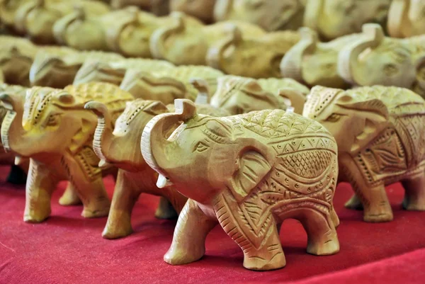 Hantverk trä elefant skulpturer — Stockfoto