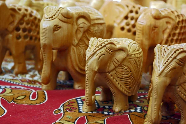Esculturas artesanales de elefante de madera —  Fotos de Stock