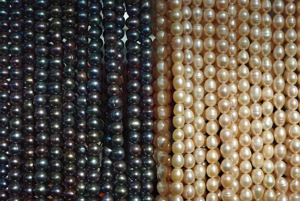 Viele Perlen aus weißen und schwarzen Perlen — Stockfoto