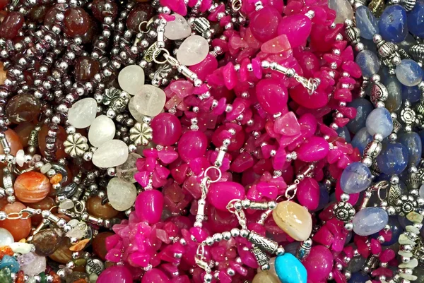 Viele farbige Perlen aus verschiedenen Mineralien — Stockfoto