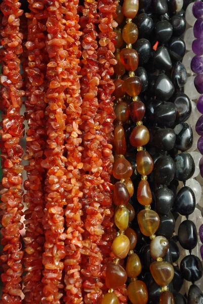 Spousta barevných korálků z různých nerostů — Stock fotografie