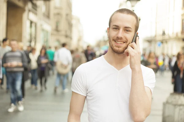 Mężczyzna z telefonu komórkowego spaceru na ulicy — Zdjęcie stockowe