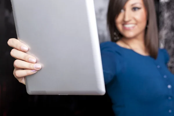 태블릿 컴퓨터를 들고 있는 여자 — 스톡 사진