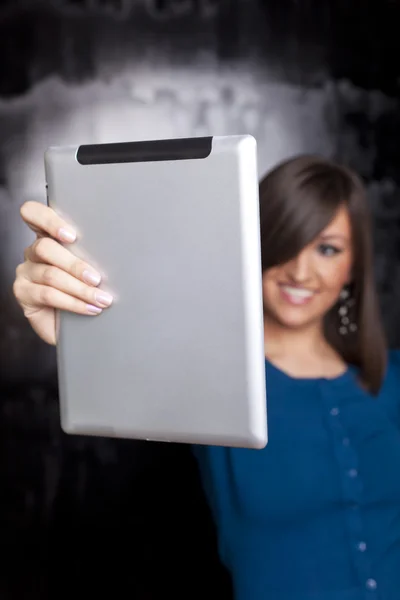 Mulher com computador tablet — Fotografia de Stock