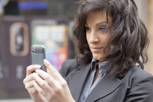 Mulher fotografando com telefone celular — Fotografia de Stock