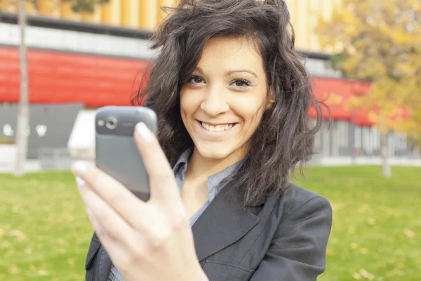 Ung kvinna med mobiltelefon — Stockfoto
