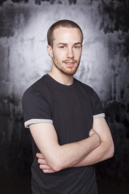 iyi görünümlü adam crosing silah