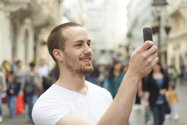Homme photographiant avec un téléphone portable — Photo