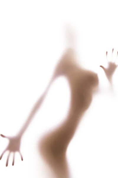 Сексуальный гламурный женский силуэт и руки на размытом стекле — стоковое фото