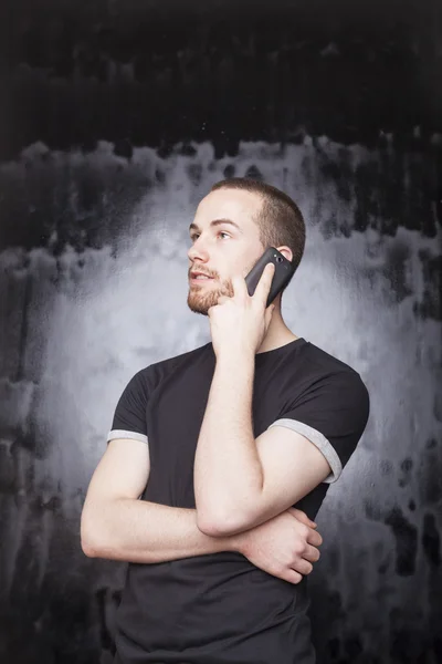 Człowiek z smartphone słuchania głosu — Zdjęcie stockowe