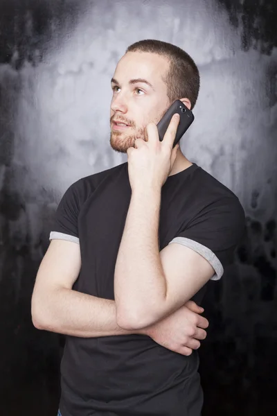 Hombre con smartphone llamando a alguien — Foto de Stock