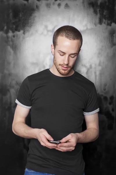 Мужчины со смартфоном типа SMS — стоковое фото