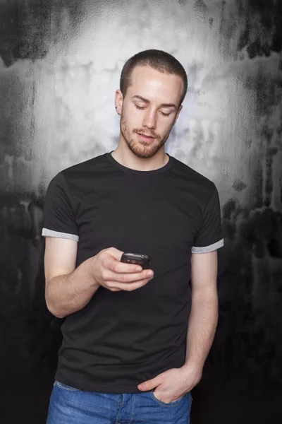 Homens com telefone celular digitando SMS — Fotografia de Stock