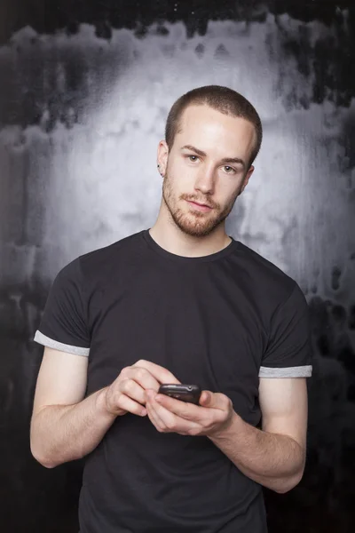 Smartphone in den Händen eines jungen Mannes — Stockfoto