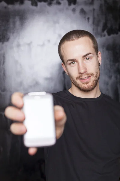Mannen tonen scherm voor smart-phone, focus op gezicht — Stockfoto