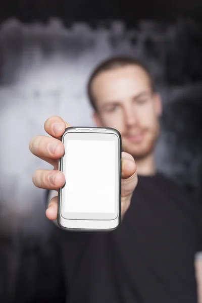 携帯電話の画面を見せている男性はスマート フォンに焦点を当てる — ストック写真