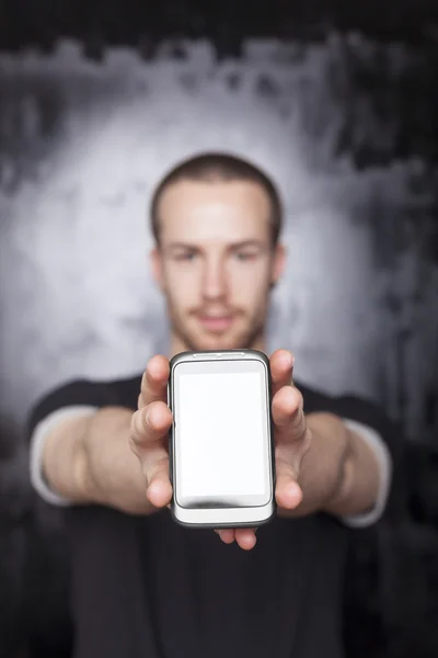 Mann zeigt Bildschirm des Smartphones — Stockfoto