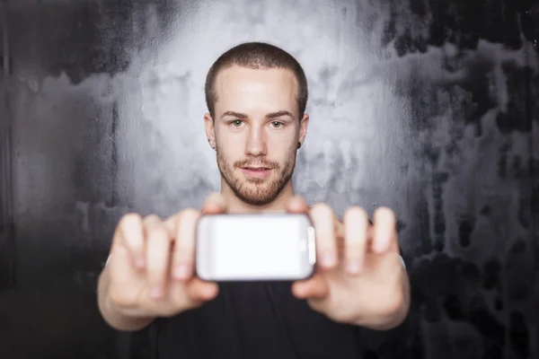 Чоловіки тримають смартфон в руках і показують дисплей — стокове фото