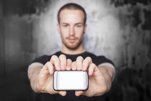 Hombres sosteniendo teléfono inteligente en frente. Teléfono en foco —  Fotos de Stock