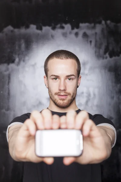 Homem mostrando tela do smartphone, foco no cara — Fotografia de Stock