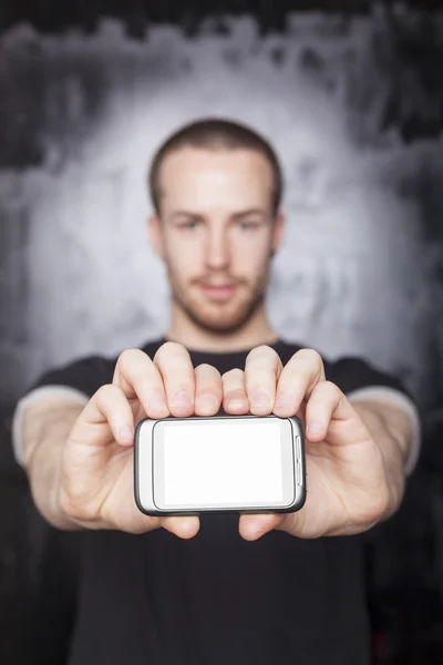 Ekran Smartphone w centrum uwagi. człowiek gospodarstwa telefon z przodu — Zdjęcie stockowe