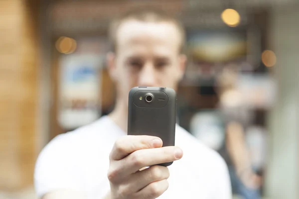 Les hommes prennent des photos avec un téléphone portable — Photo