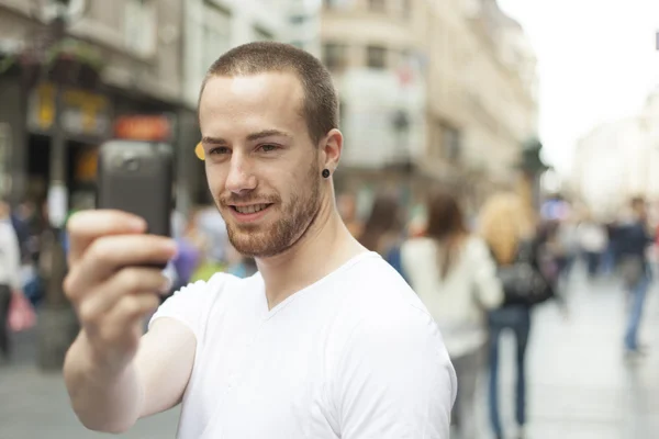 Tome una foto con teléfono inteligente en el espacio público —  Fotos de Stock