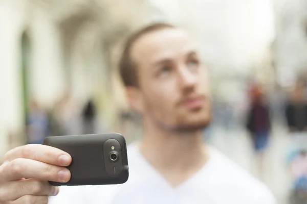 Stedelijke fotograaf met mobila telefoon koos motief om te nemen — Stockfoto