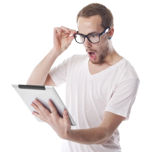Sorprendido Nerd Man mirando Tablet Computer — Foto de Stock