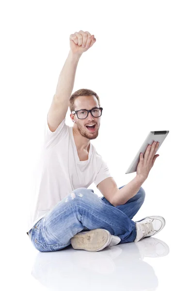 Mãos para cima! Homem inteligente bonito com computador tablet — Fotografia de Stock