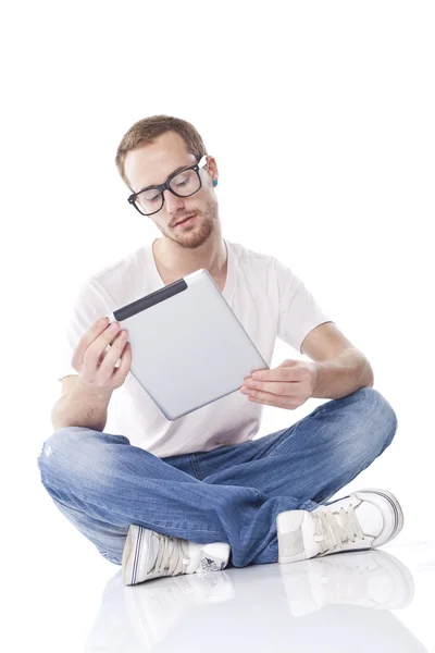 Muž, čtení na tabletovém počítači — Stock fotografie