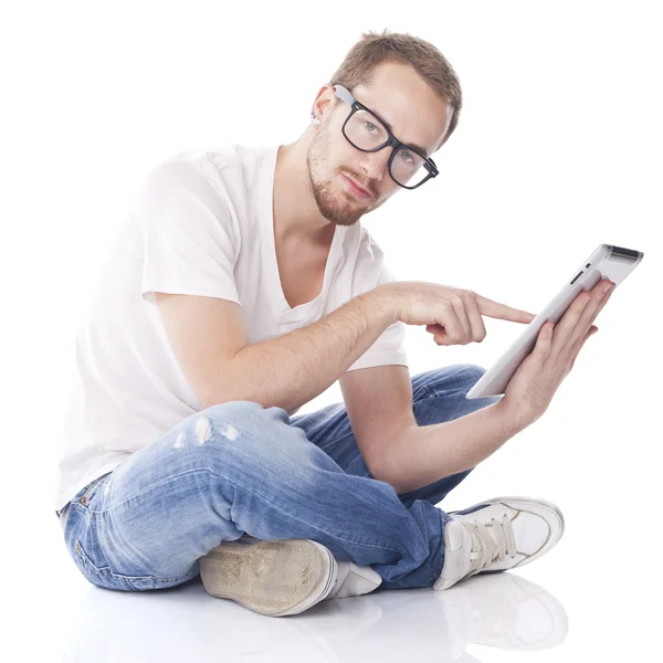 Dobře vyhlížející muž chytrý blbeček s tablet počítač seeting na floo — Stock fotografie