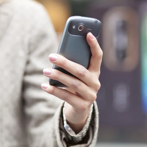 Teléfono celular en la mano — Foto de Stock