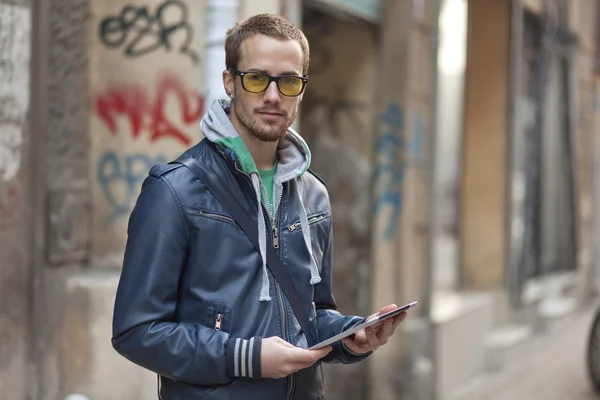 Homme sur la rue Utilisation Ipad Tablet Computer — Photo