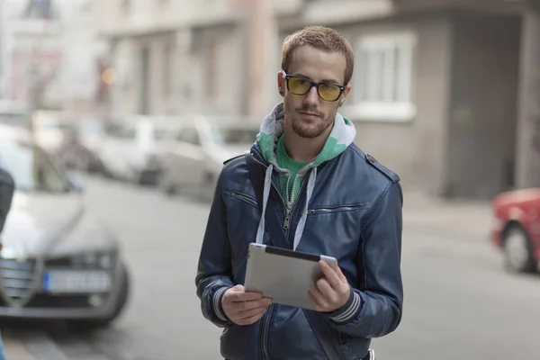 Muž na ulici použít počítač tablet ipad — Stock fotografie