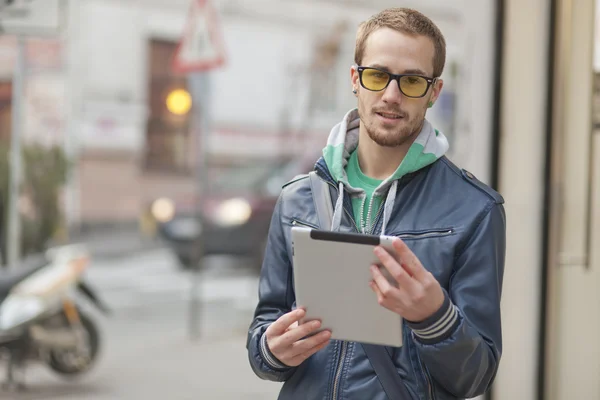 Człowiek na ulicy używać komputera typu tablet ipad — Zdjęcie stockowe