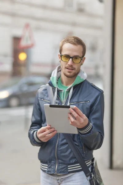 Человек на улице использовать планшетный компьютер Ipad — стоковое фото