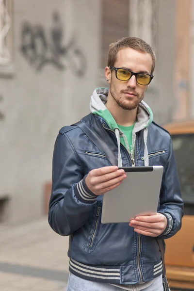 Человек на улице использовать планшетный компьютер Ipad — стоковое фото