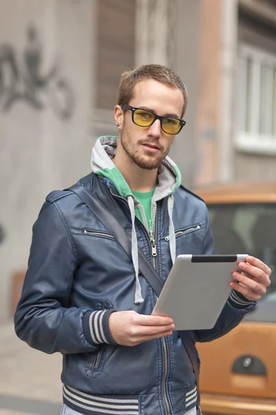 Людина на вулиці Використовувати планшетний комп'ютер Ipad — стокове фото