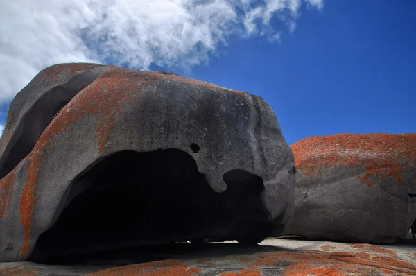 Kolorowe skały nadbrzeżne — Zdjęcie stockowe