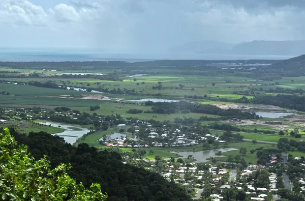 Vista de colina gramada com vista para a pequena cidade — Fotografia de Stock
