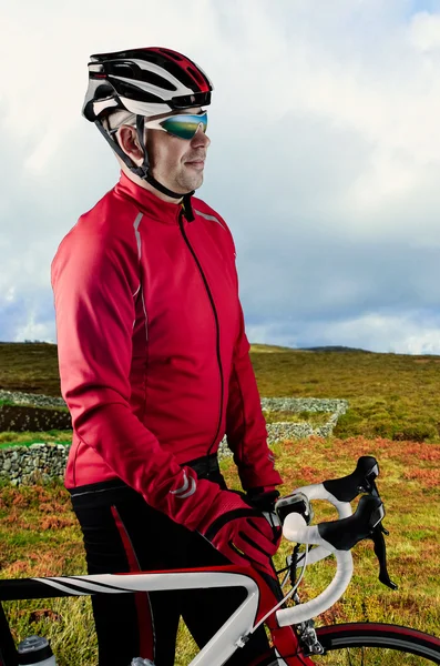 사이클 선수와 그의 자전거 — 스톡 사진