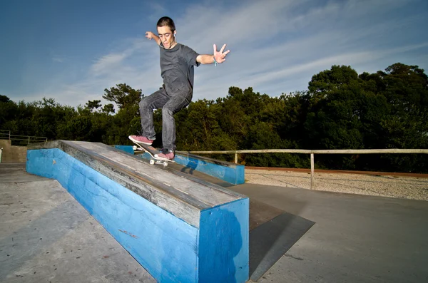 Skateboardista na to grind — Stock fotografie