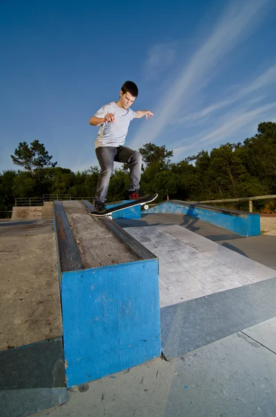 Skateboarder sur une glissière — Photo