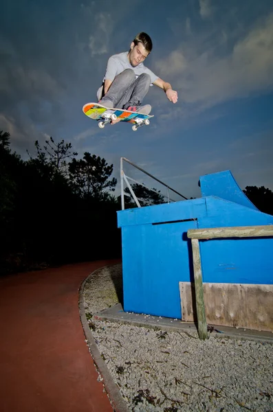 Skateboarder in volo — Foto Stock